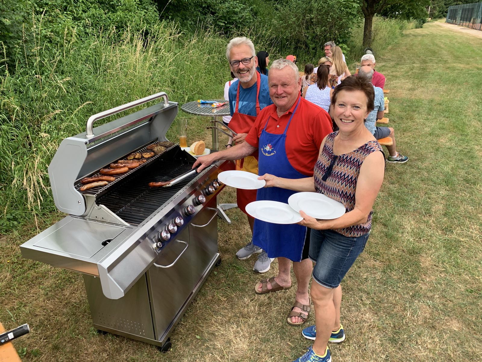 Grillmeister Hans und Freddy zusammen mit unserer Vergnügungswartin Sabine 